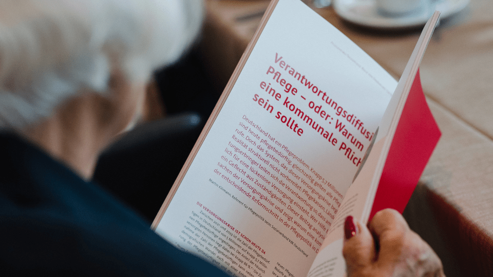 Dame blättert in Whitepaper