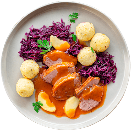 Gänsebrust mit Apfel, Preiselbeeren und Speck