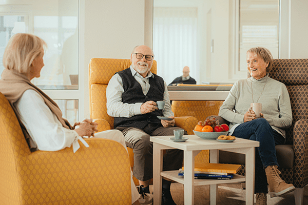 Senioren beim Kaffee trinken