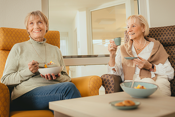 Seniorinnen am Tisch