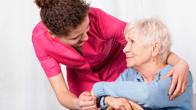 Seniorin-bekommt-von-Pflegekraft-einen-Arm-um-die-Schulter-gelegt