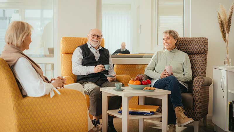 Bewohner-und-Bewohnerinnen-einer-Senioreneinrichtung-beim-Kaffeetrinken