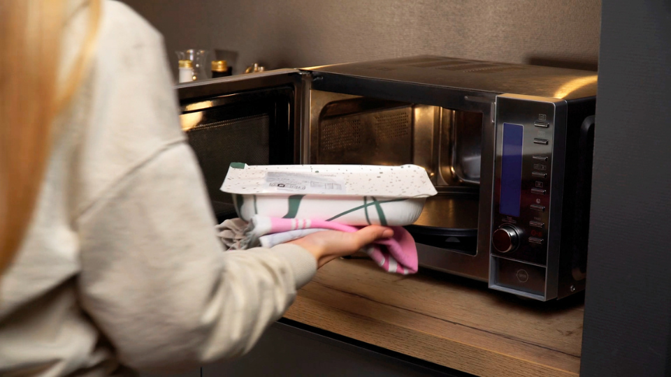 Gericht wird in Mikrowelle gelegt