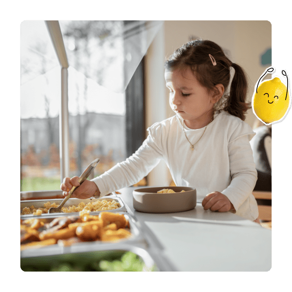 Kind nimmt sich Essen