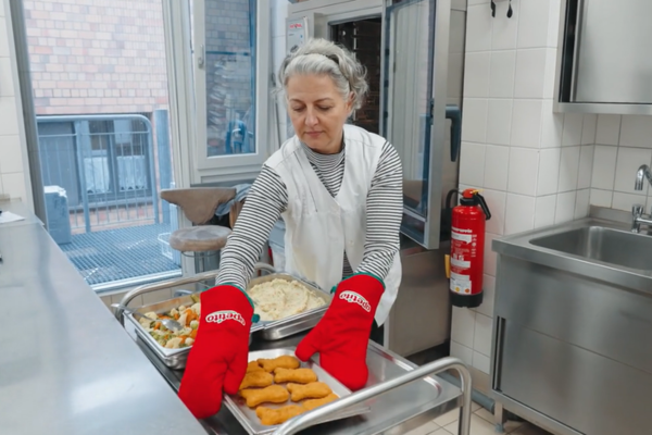 Hauswirtschaftlerin füllt Essen ein