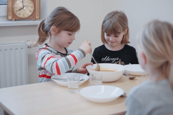 Kita-Kinder am Essenstisch