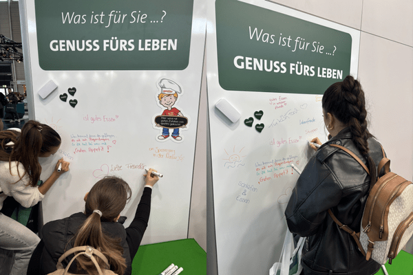 Leute, die eine Tafel beschriften