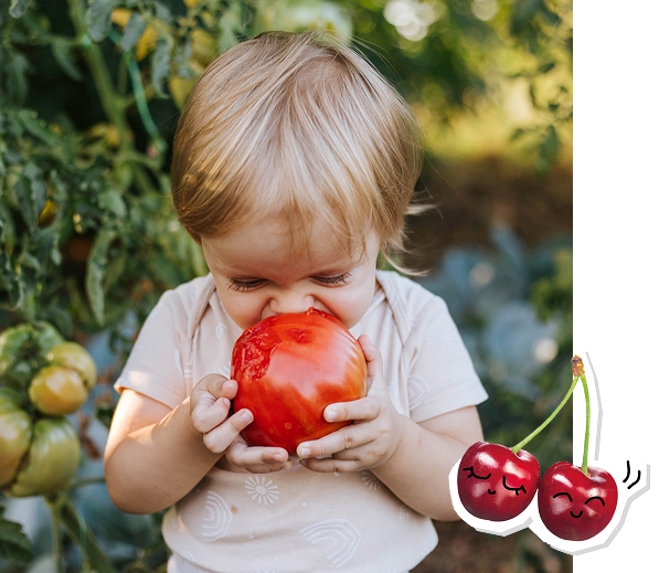 Kind beißt in einen Apfel