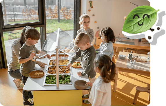 Kita-Kinder nehmen sich essen