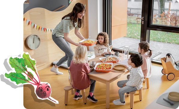 Erzieherin bringt Essen zum Tisch