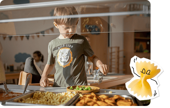 Kita-Junge tut sich Essen auf den Teller