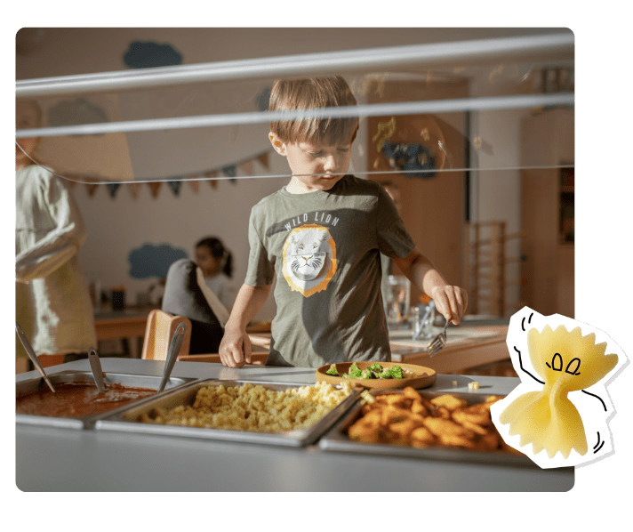 Kita-Junge nimmt sich Essen