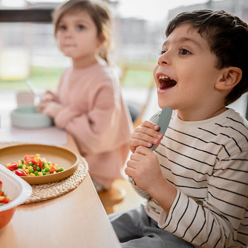 Zwei-Kinder-am-Tisch