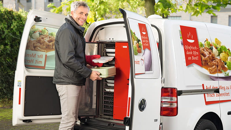 Kurier am Frischemobil mit Menüschale