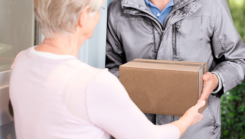 Kurier übergibt TK-Menüs