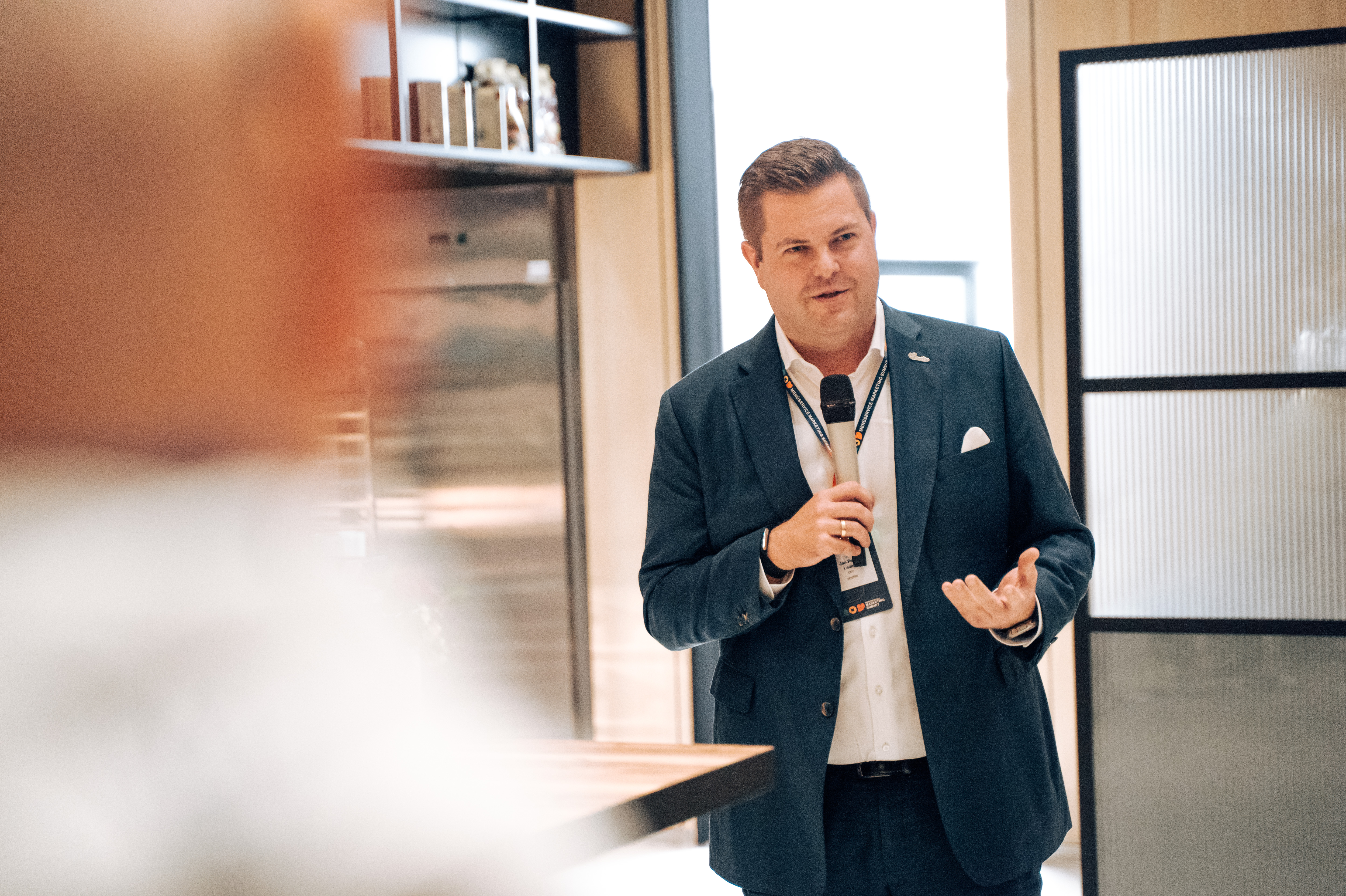 Menueservice-Marketing-Summit_Jan-Peer Laabs begrüßt die Gäste im Eat
