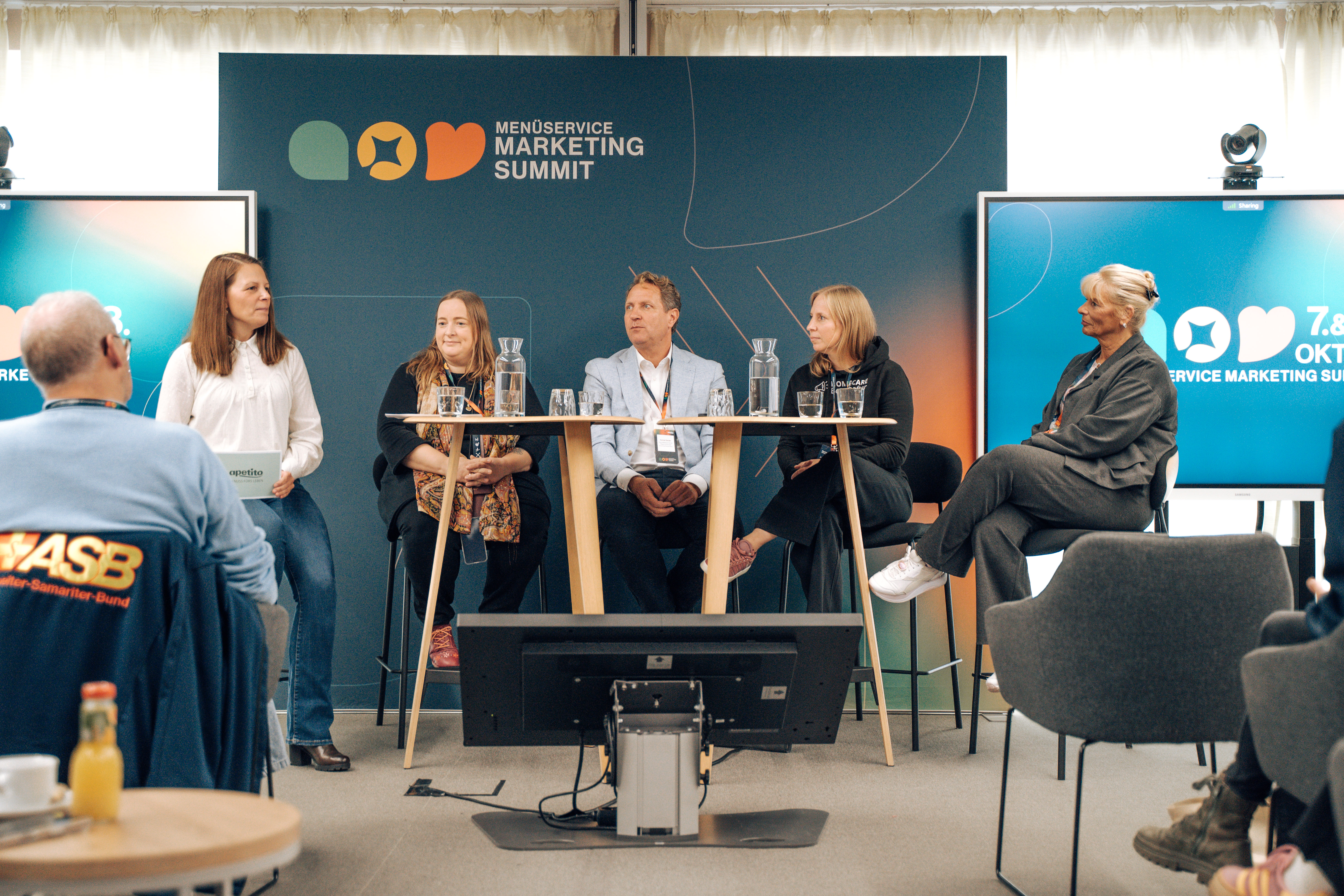 Menueservice-Marketing-Summit_Die Teilnehmer der Podiumsdiskussion im Gespräch