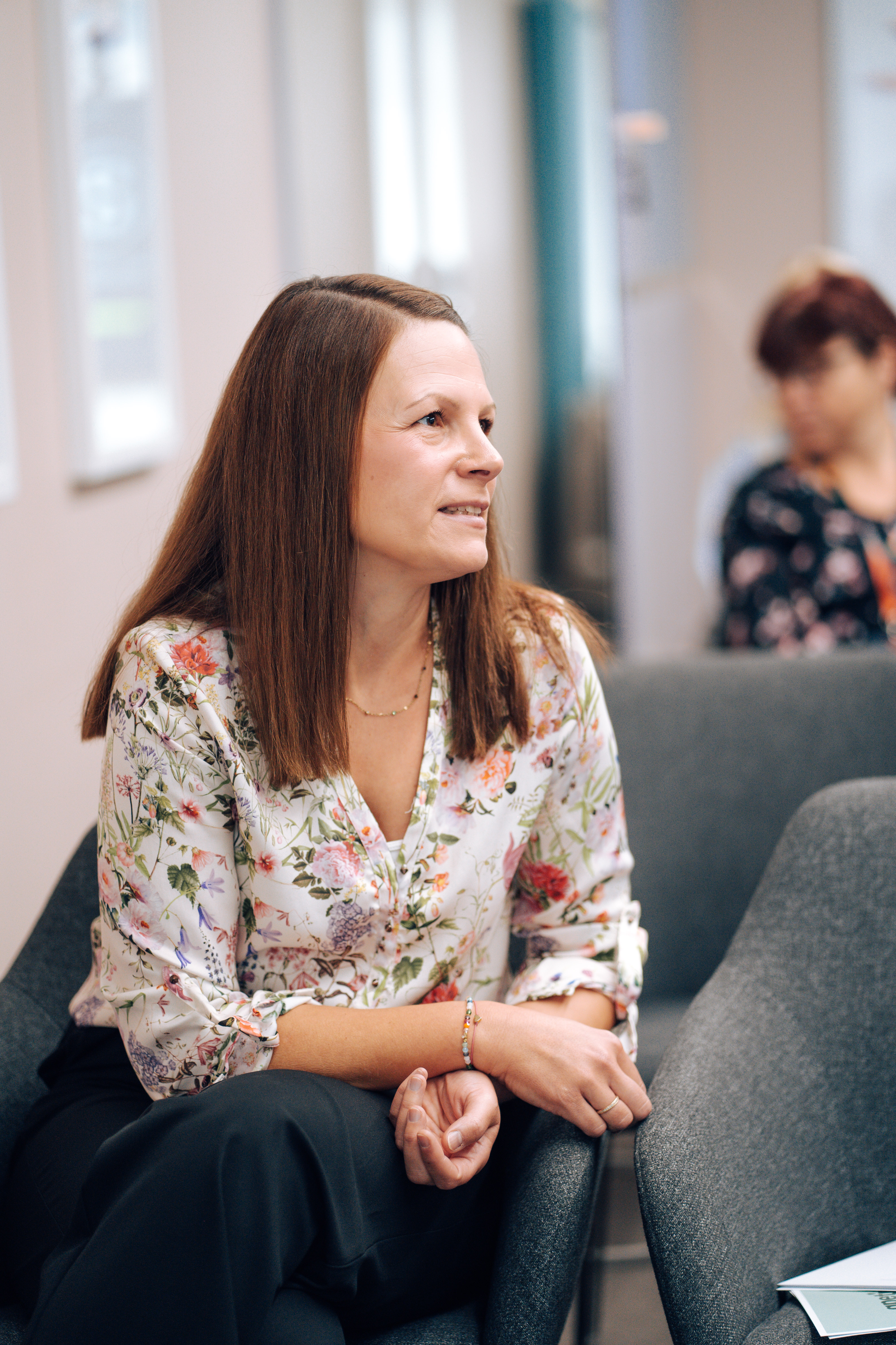 Menueservice-Marketing-Summit_Die Moderatorin verfolgt einen Vortrag