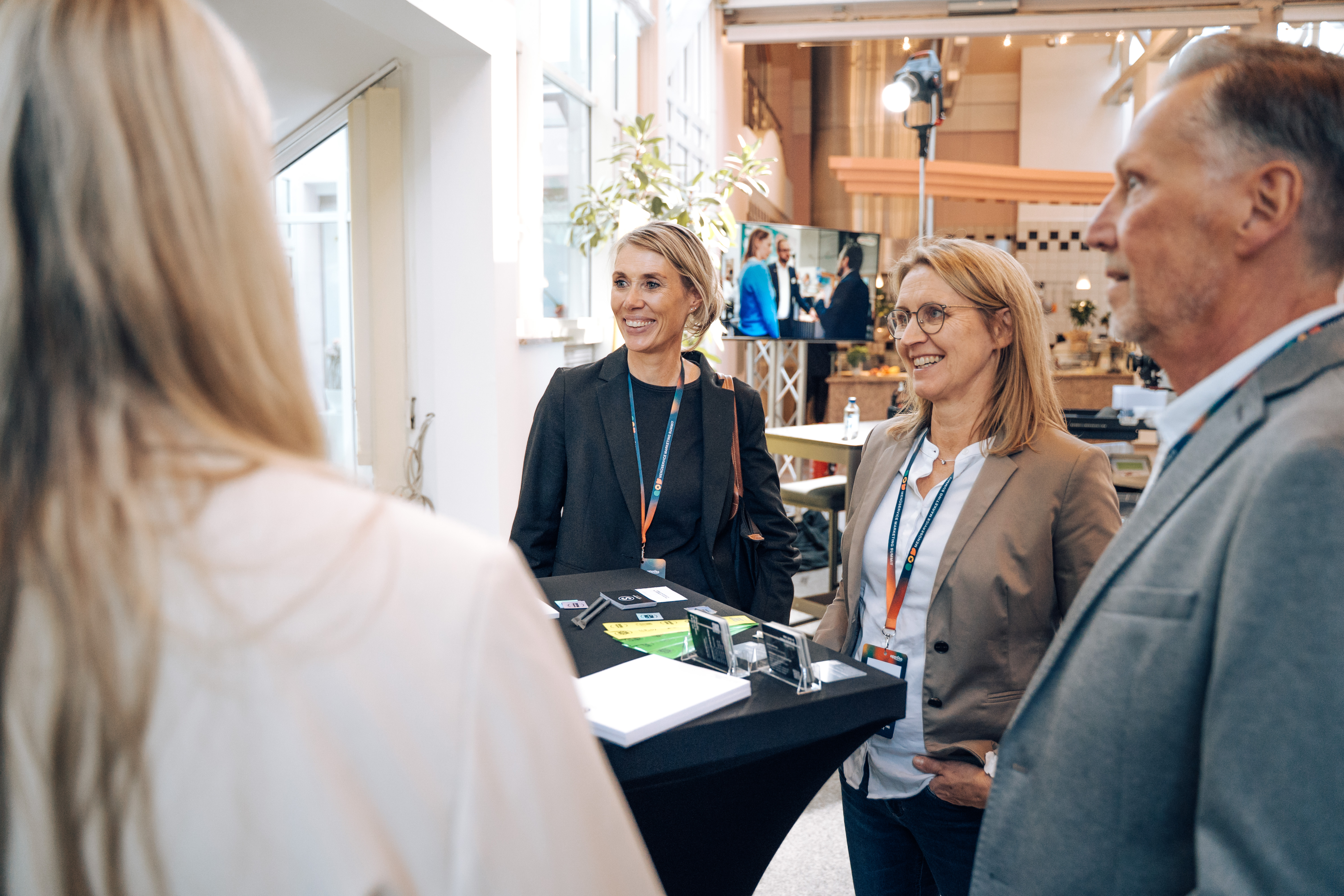 Menueservice-Marketing-Summit_Teilnehmer am Stand der Infofair