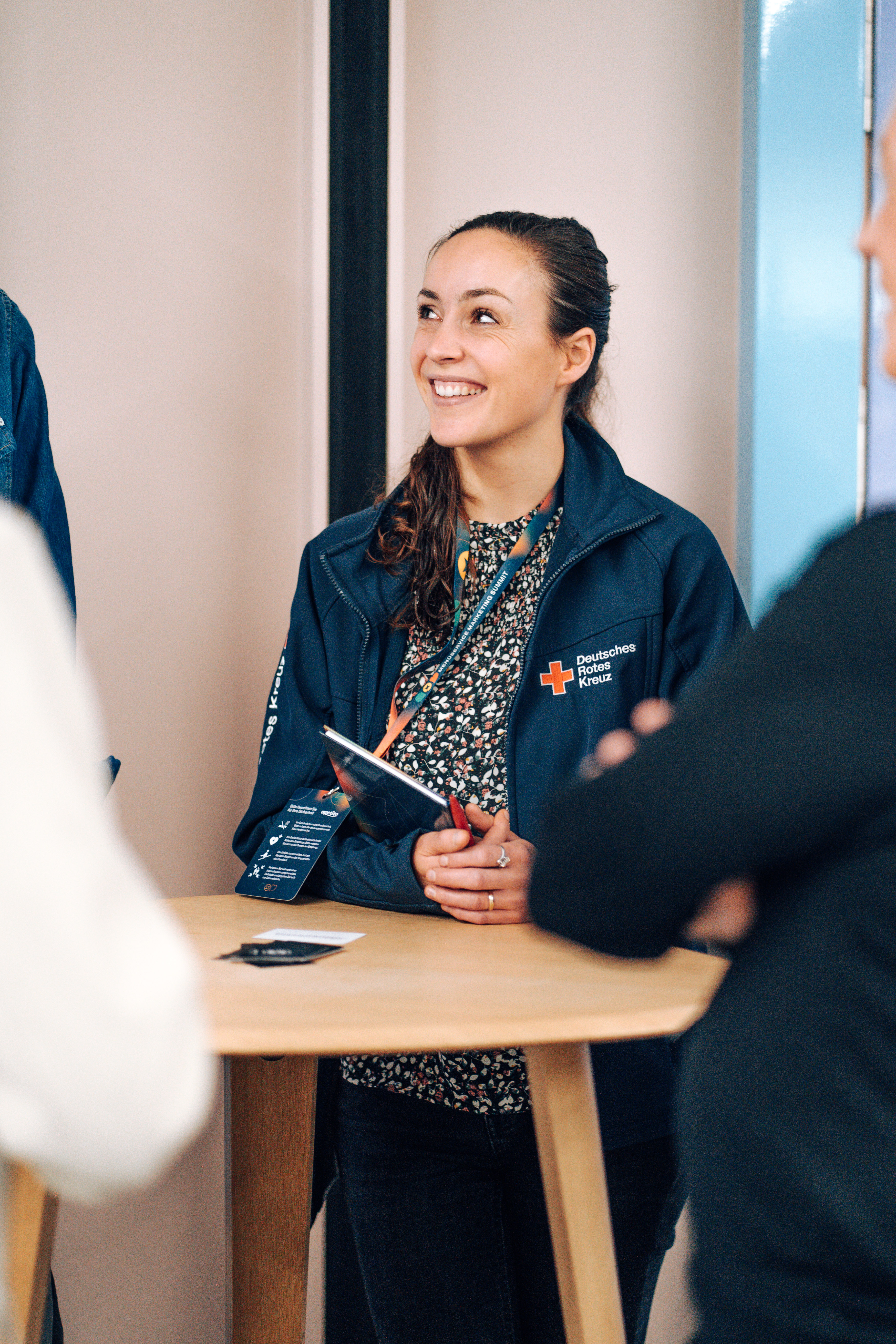 Menueservice-Marketing-Summit_Eine Teilnehmerin im Austausch mit anderen Gästen