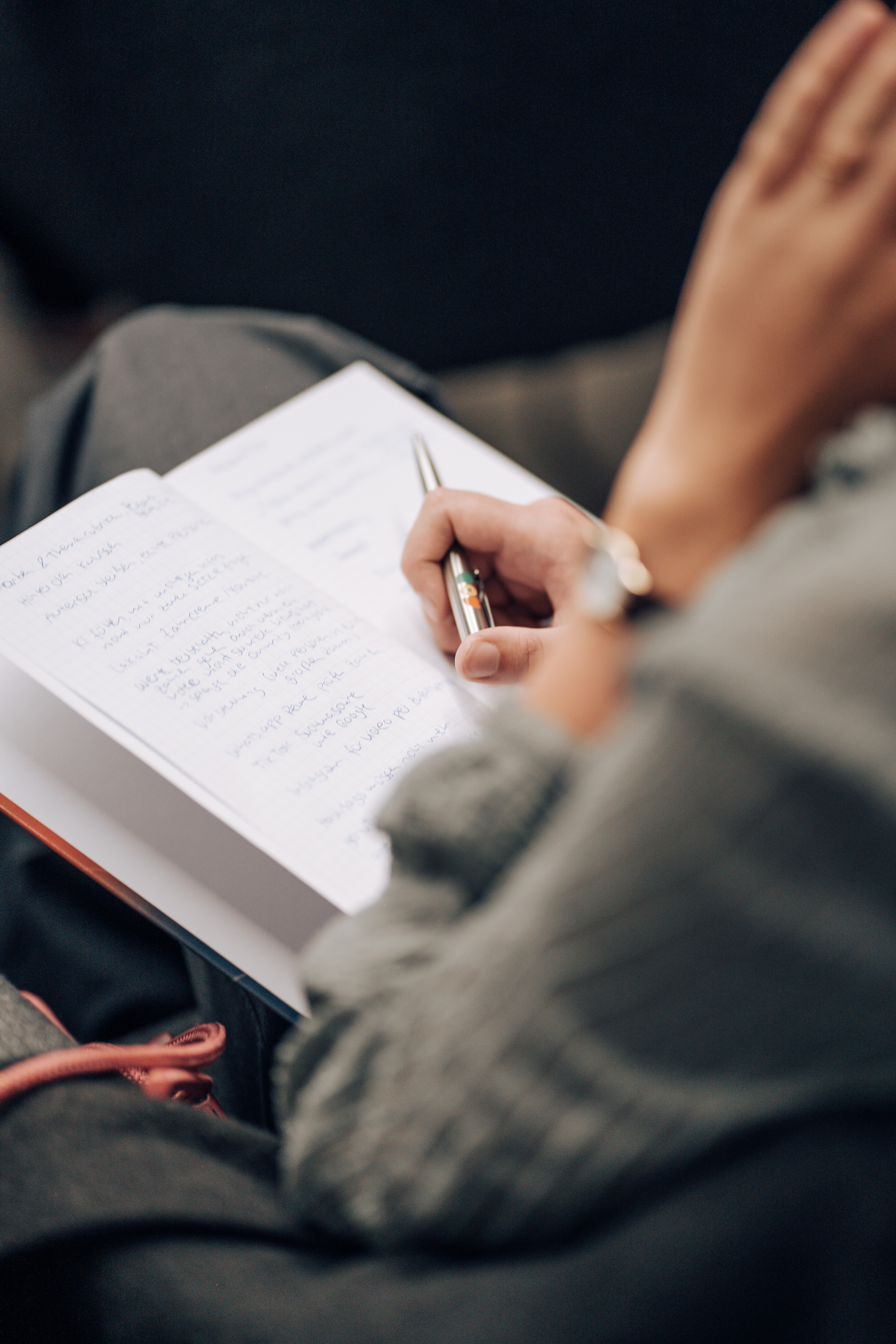 Menueservice-Marketing-Summit_Eine Teilnehmerin macht sich Notizen