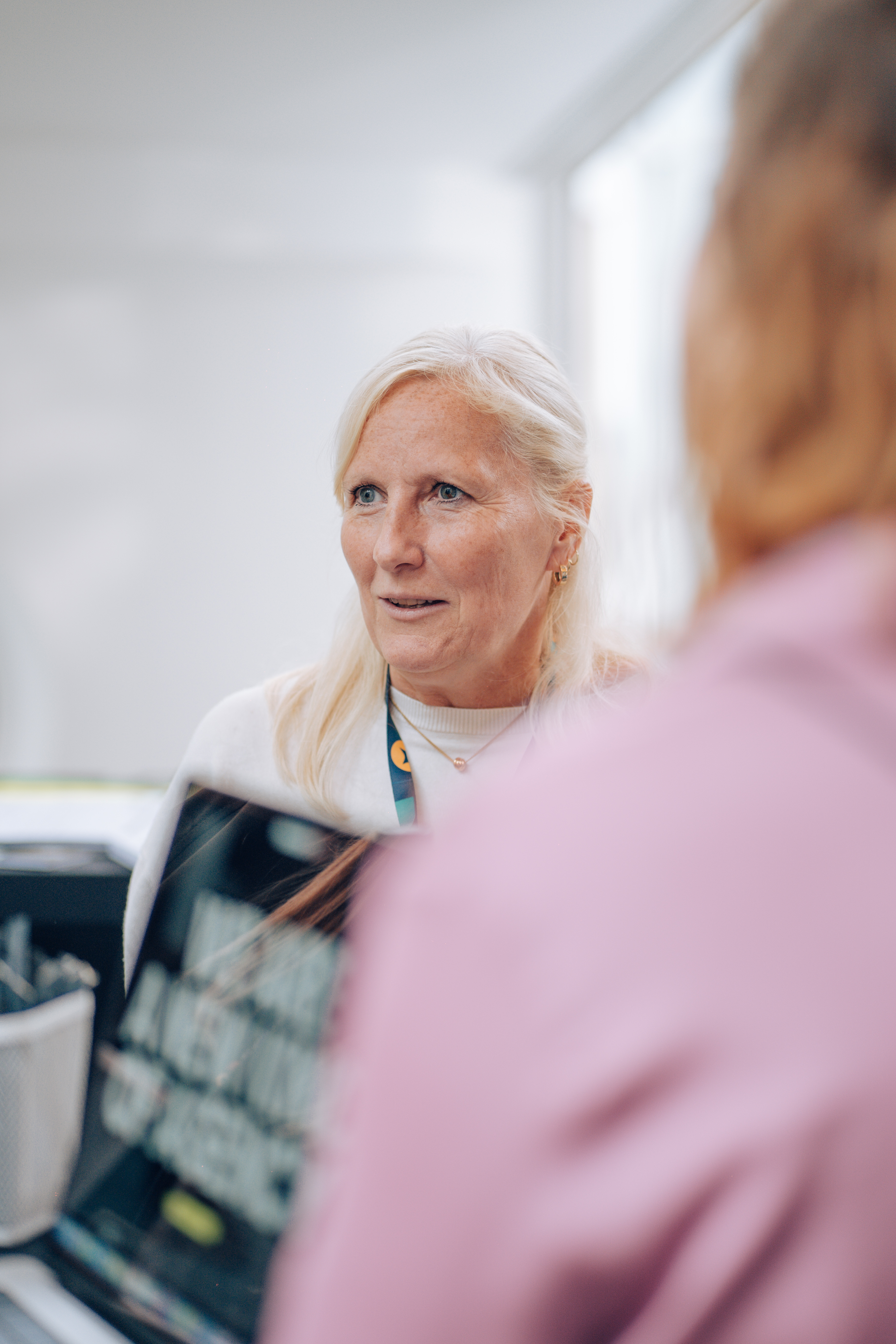 Menueservice-Marketing-Summit_Zwei Teilnehmerinnen im Gespräch