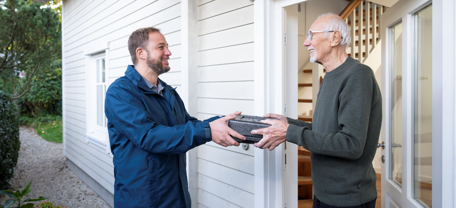 Menüservice bringt einem Herrn sein Essen