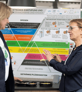 Zwei Frauen tauschen sich aus