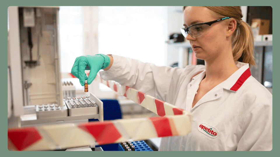 Chemikerin im Labor